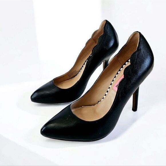 Betsey Johnson Raciee1 Classic Black Leather Scalloped Pointed Toe Heels Pumps 7 - Picture 1 of 11